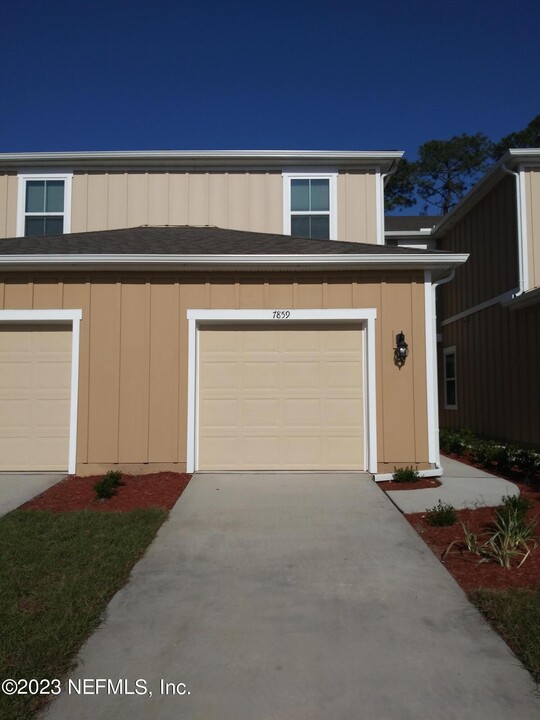 7859 Echo Springs Rd in Jacksonville, FL - Foto de edificio