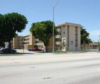 7th Ave. Apartments in Miami, FL - Foto de edificio - Building Photo