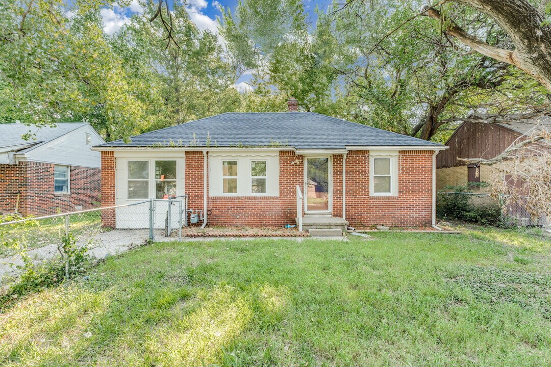 1018 N Volutsia Ave in Wichita, KS - Building Photo