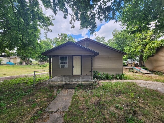property at 320 W 8th St