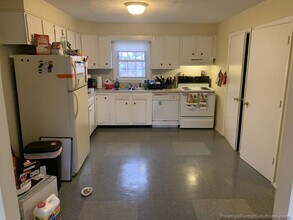 64 Lorchris St, Unit 2 in Leominster, MA - Foto de edificio - Building Photo