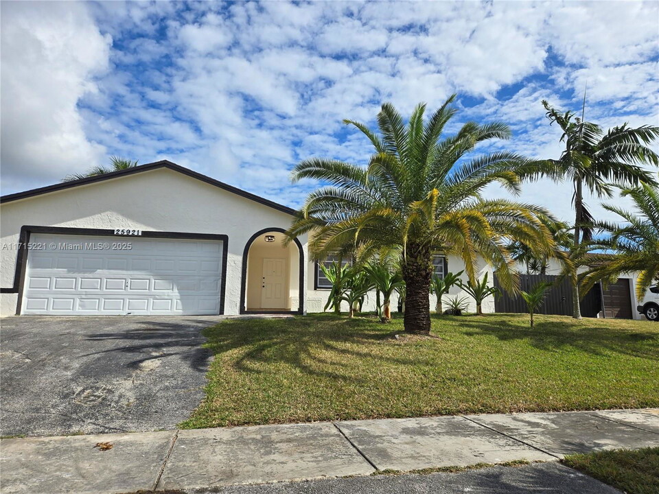 25922 SW 130th Ave in Princeton, FL - Building Photo