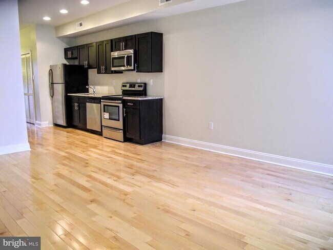 319 N Preston St in Philadelphia, PA - Building Photo - Building Photo