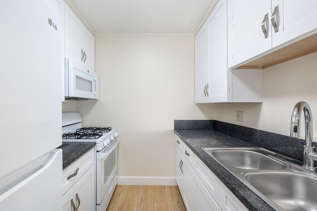 2266 Cazador Dr in Los Angeles, CA - Building Photo