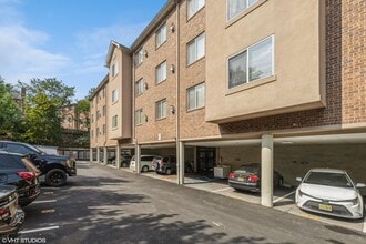 West Gate Apartments of Caldwell in Caldwell, NJ - Foto de edificio - Building Photo