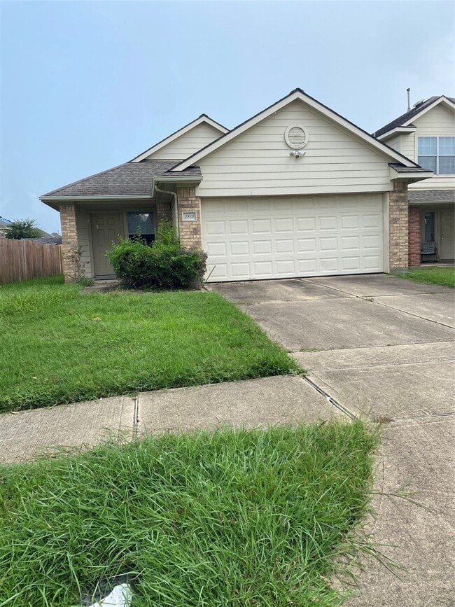 property at 2819 Maybrook Hollow Ln