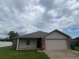 1528 E 11th Cove in Russellville, AR - Building Photo