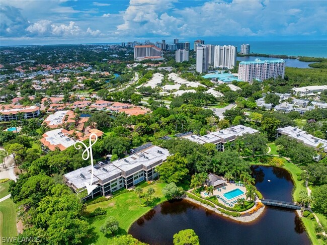 5950 Pelican Bay Blvd in Naples, FL - Foto de edificio - Building Photo