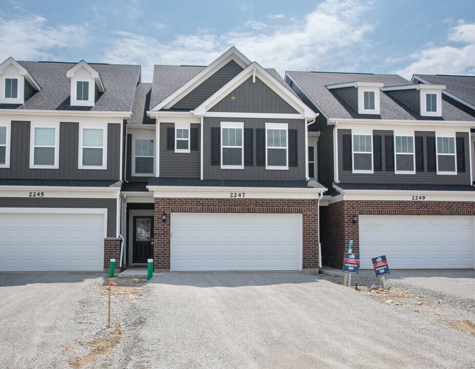 2247 Horseshoe Cir in Naperville, IL - Building Photo