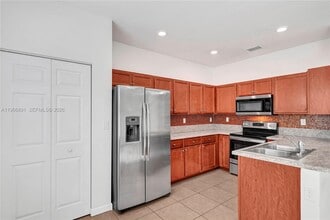 9334 W 33rd Way in Hialeah, FL - Building Photo - Building Photo