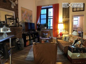 146 W 70th St-Unit -2R in New York, NY - Building Photo - Building Photo