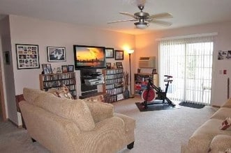 Stanton Place Apartments in Ixonia, WI - Foto de edificio - Building Photo
