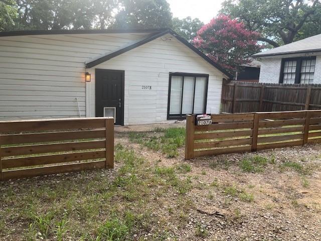 property at 2107 W Oak St