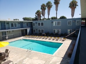 Villa Park in Van Nuys, CA - Foto de edificio - Building Photo