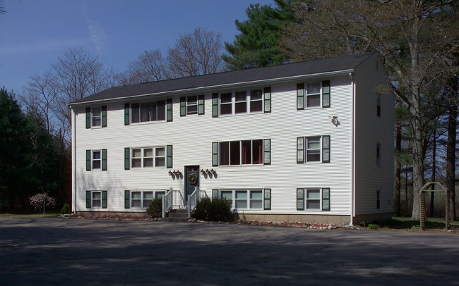 19 Hill St in Norton, MA - Foto de edificio - Building Photo