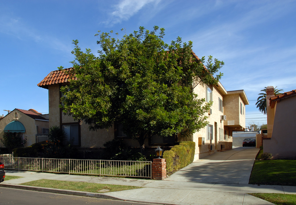 838 N Mansfield Ave in Los Angeles, CA - Building Photo