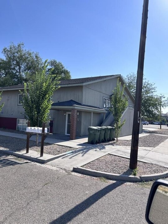 596 SW 1st St in Ontario, OR - Building Photo
