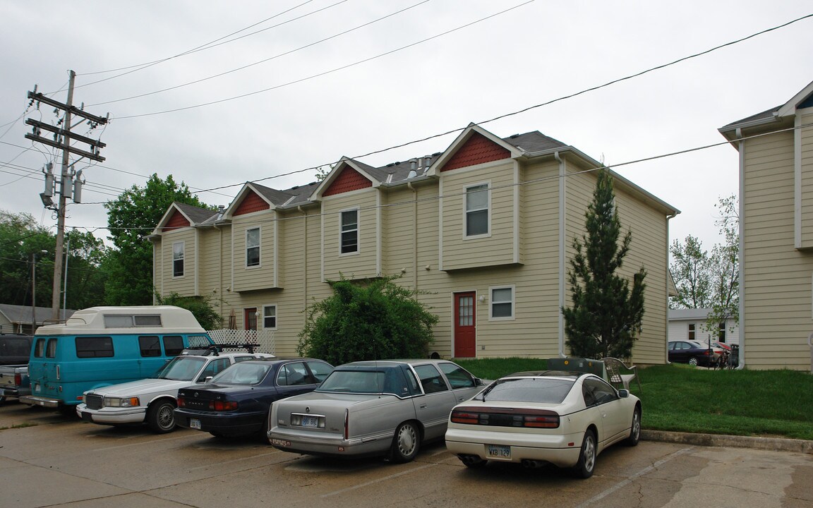 2201 Westdale Rd in Lawrence, KS - Foto de edificio