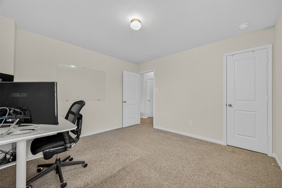 10314 Douglas Fir Villa Ave in Houston, TX - Building Photo