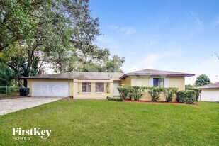 5017 Kingswood Dr in Lakeland, FL - Building Photo