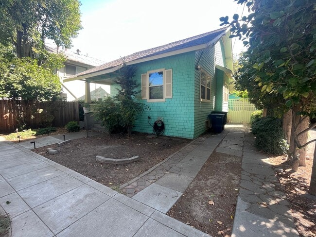 219 24th St in Sacramento, CA - Building Photo - Building Photo