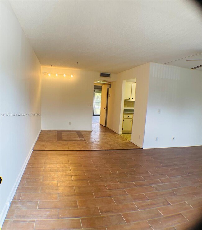 101 SW 132nd Way in Pembroke Pines, FL - Building Photo - Building Photo