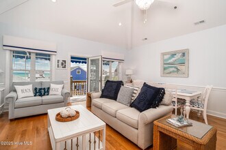 202 Dobbs St in Atlantic Beach, NC - Building Photo - Building Photo