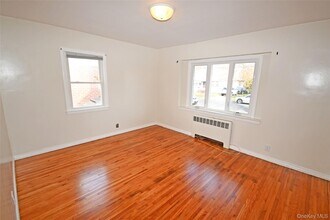 1047 N 7th St in New Hyde Park, NY - Building Photo - Building Photo