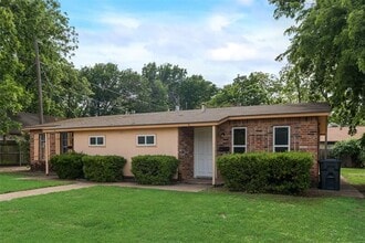 506 N Elm St in Arlington, TX - Building Photo - Building Photo