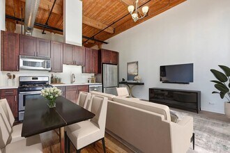 215 N Aberdeen St, Unit 607B in Chicago, IL - Foto de edificio - Building Photo