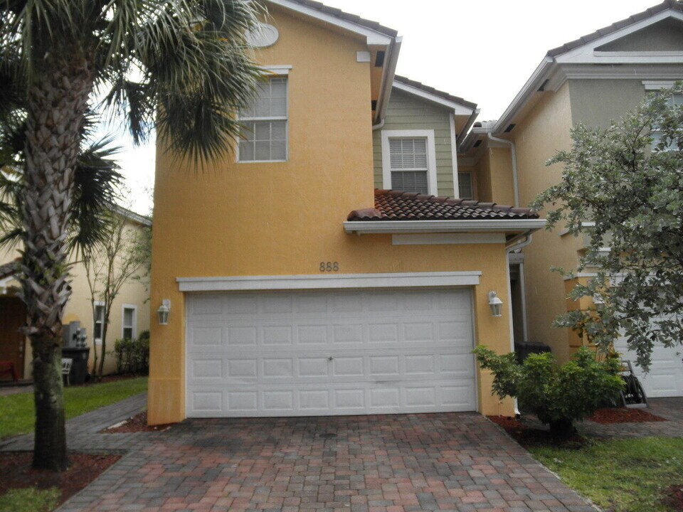 888 Pipers Cay Dr in West Palm Beach, FL - Foto de edificio