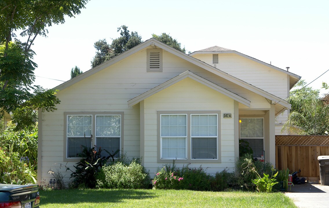 547 3rd St in Brentwood, CA - Foto de edificio