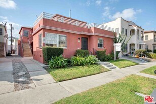 413 1/2 N Gardner St in Los Angeles, CA - Building Photo