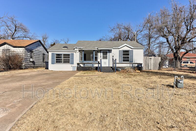 7105 NW 43rd St in Bethany, OK - Building Photo