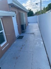 2400 Acapulco Dr in Miramar, FL - Building Photo - Building Photo