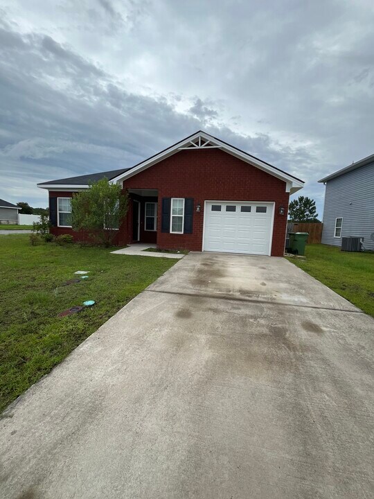 22 Wythe St in Hinesville, GA - Building Photo