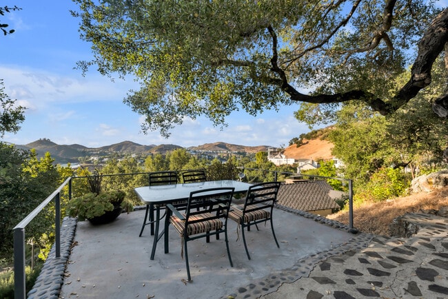 314 Upper Lake Rd in Lake Sherwood, CA - Foto de edificio - Building Photo