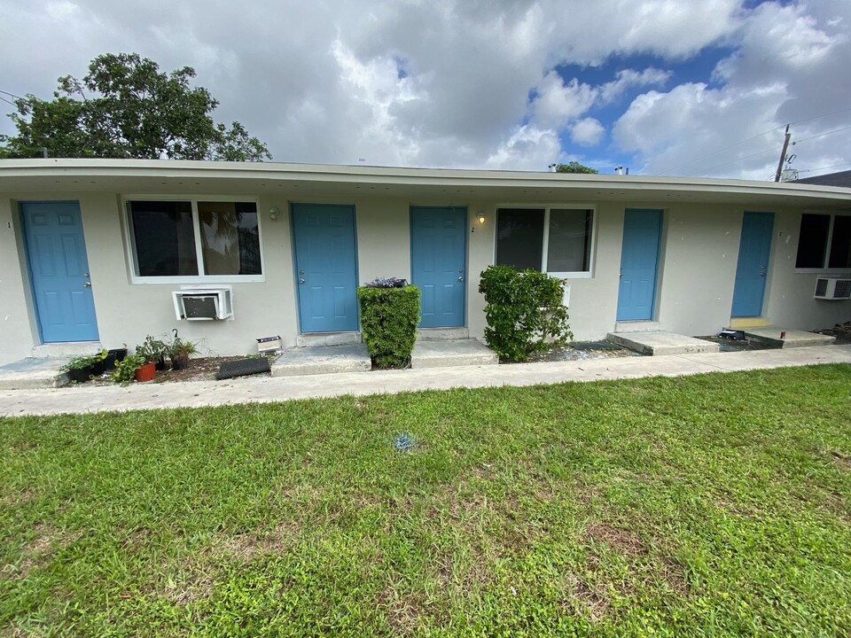 7400 Pembroke Rd, Unit 10 in Miramar, FL - Building Photo