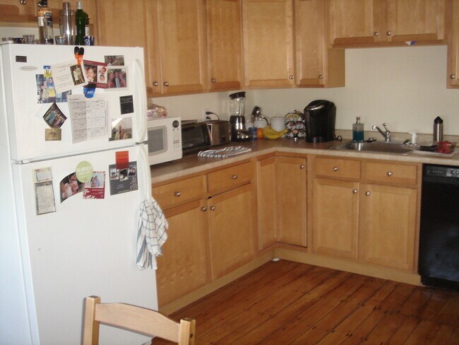 557 E 6th St, Unit 2 in Boston, MA - Foto de edificio - Building Photo
