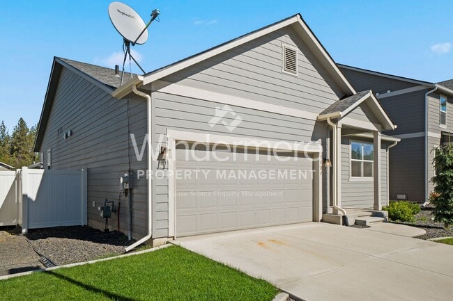 1131 E Silver Pine Rd in Colbert, WA - Building Photo - Building Photo