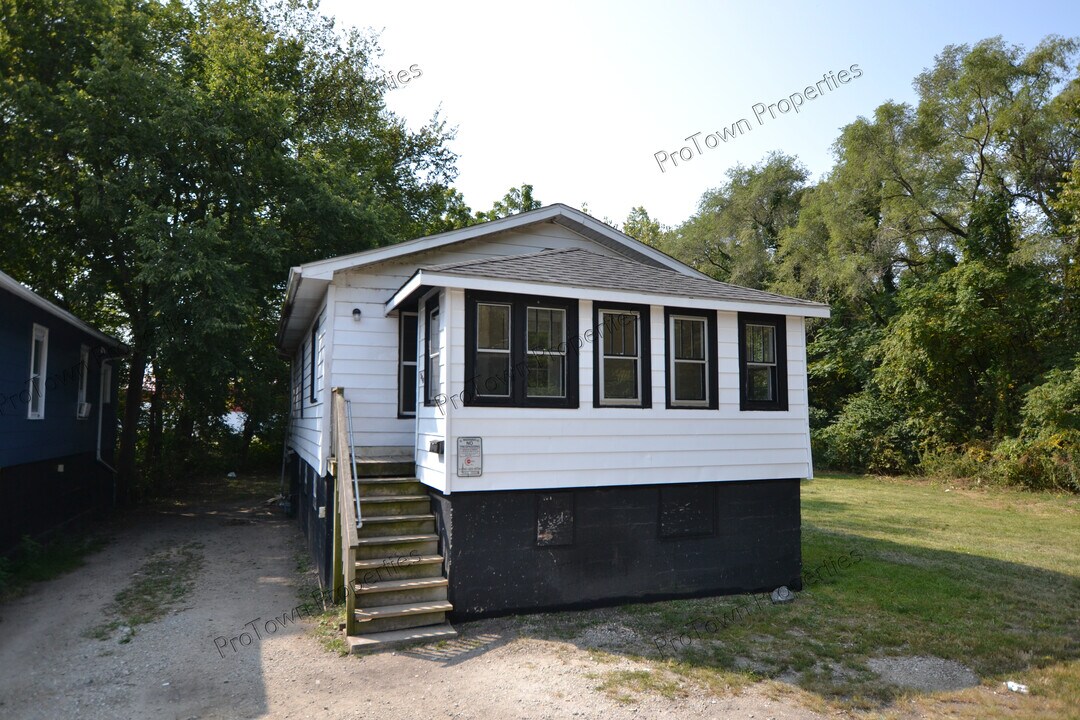 208 Munroe St in Joliet, IL - Building Photo