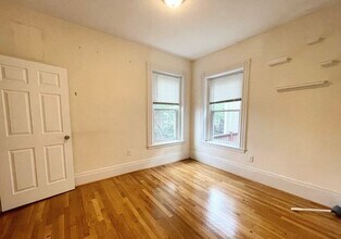 92 L St, Unit 2 in Boston, MA - Foto de edificio - Building Photo