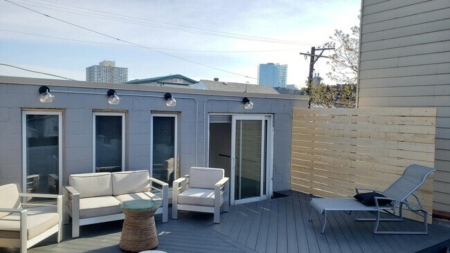 1218 W Grand Ave in Chicago, IL - Building Photo - Building Photo