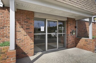 115 Short Beach Rd, Unit 212 in Stratford, CT - Foto de edificio - Building Photo