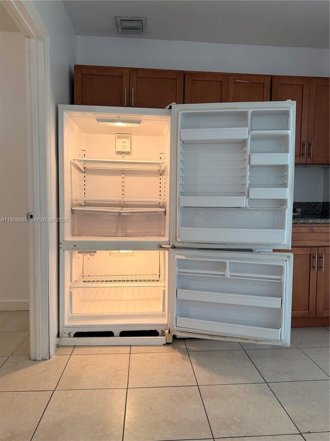 2412 NW 34th St in Miami, FL - Building Photo - Building Photo