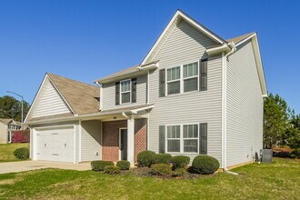 643 Fieldcrest Dr in Dallas, GA - Building Photo - Building Photo