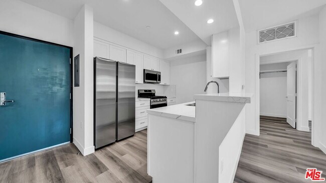 627 N Dillon St in Los Angeles, CA - Building Photo - Building Photo