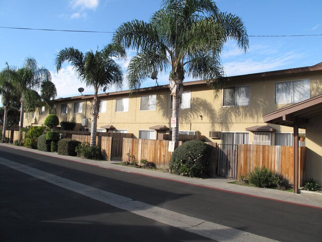 Lakewood Townhouse Apartments in Lakewood, CA - Building Photo - Building Photo