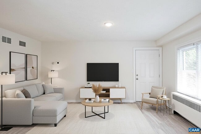 616 Rockcreek Rd in Charlottesville, VA - Foto de edificio - Building Photo