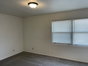 128 Highland Hills Dr, Unit 6 in Follansbee, WV - Foto de edificio - Building Photo